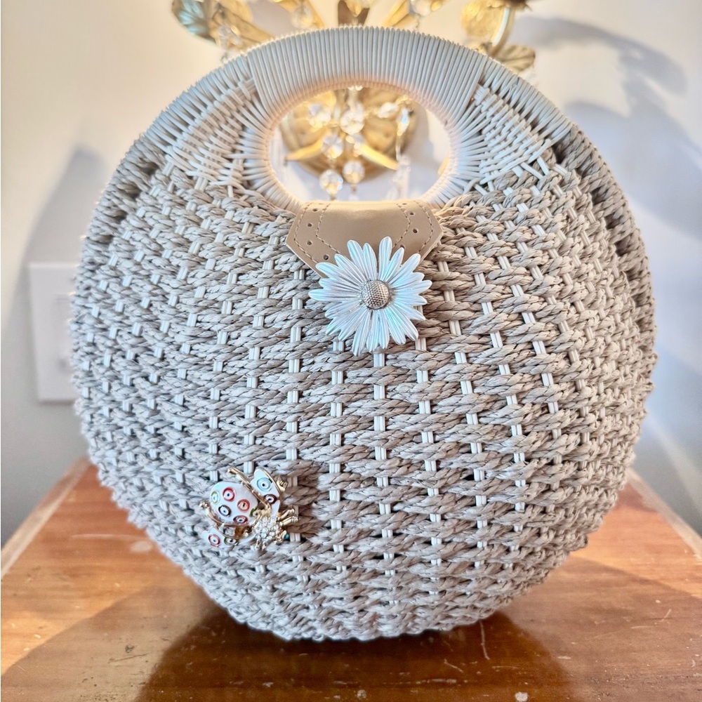 Elegant beige Woven straw bag with 🌼 daisy and bumble bee 🐝 broaches.